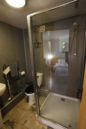 Bathroom 3, Lynton Lodge Studios, Cumbria