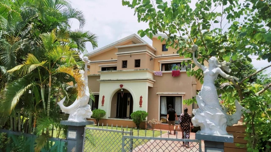Exterior & Views