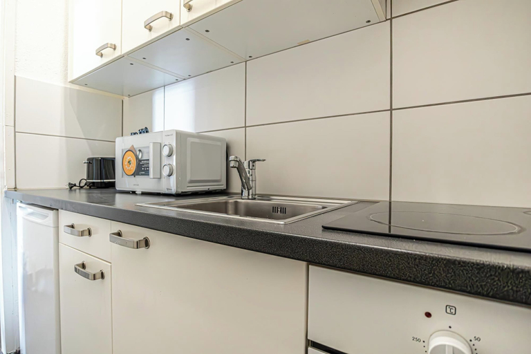 Private kitchen 3, Comfortable 2BR Apt Near Attractions, Wien