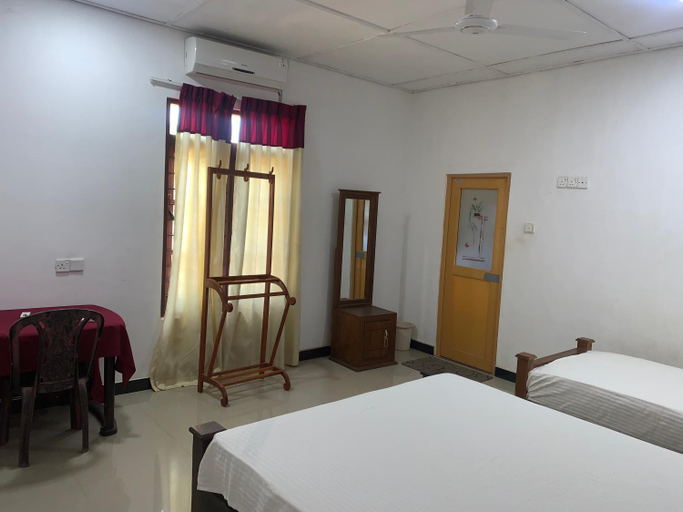 Bedroom 2, Deshani Holiday Inn, Dambulla