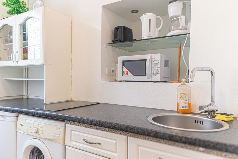 Private kitchen 5, Bright 1BR Apt Perfect for Long Stays, Wien