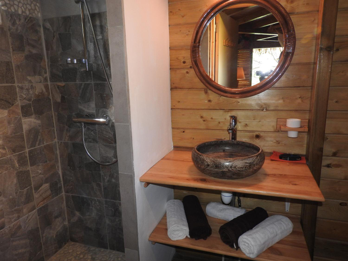 Bathroom 5, Ma cabane perchee Gite du Manial, Pointe-Noire