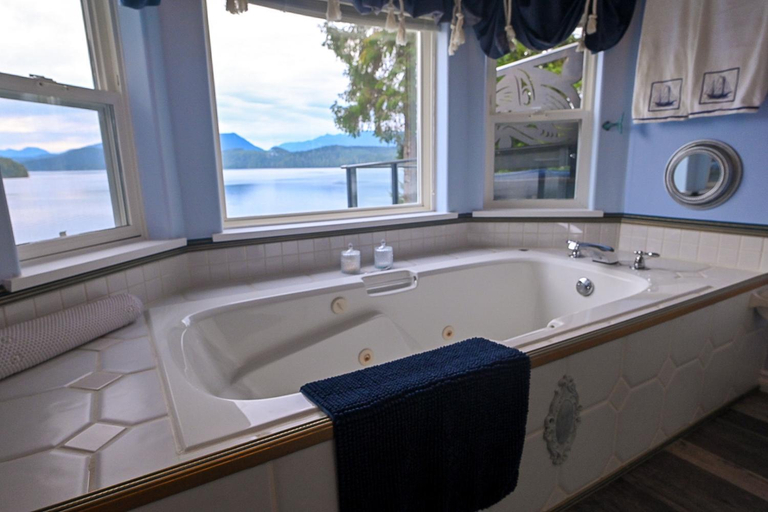 Bathroom, The Oceanfront Inn on Stephens Bay, Mount Waddington