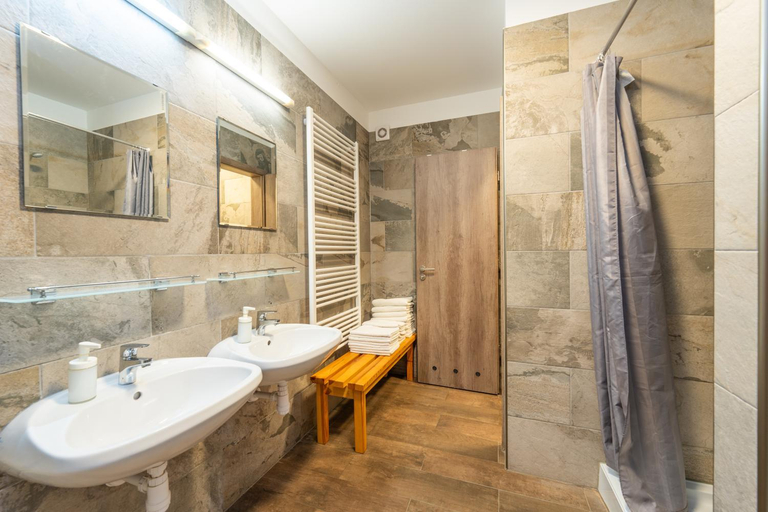 Bathroom 2, Rotter Lajos Turistahaz, Budapesti