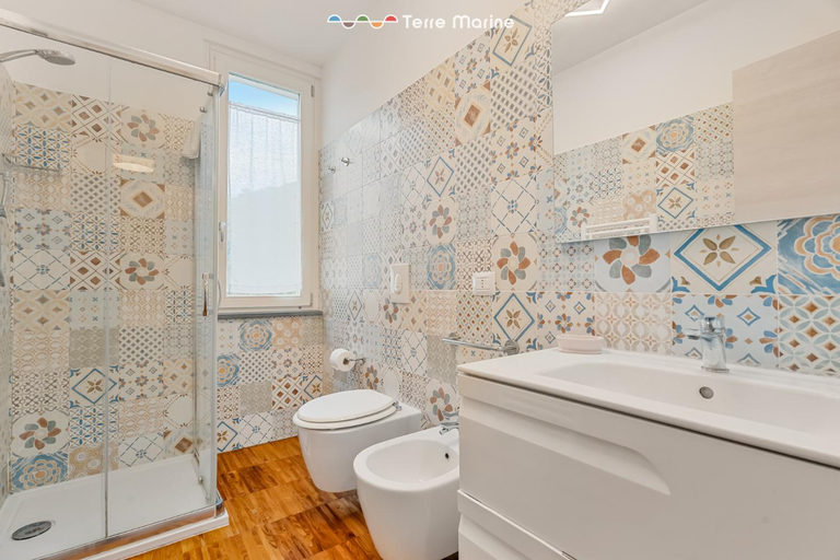 Bathroom 2, Fiordarancio Room Rental, La Spezia