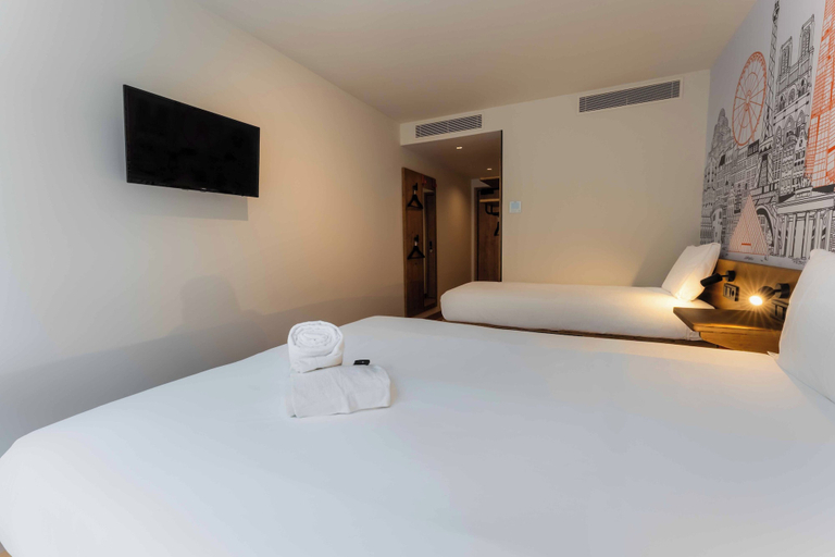 Bedroom 2, easyHotel Valencia Ciutat Vella, Valencia