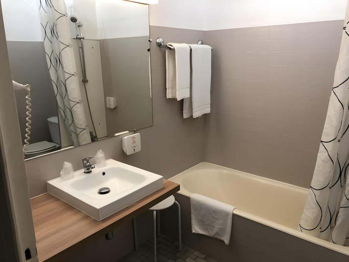 Bathroom 3, Adonis Lyon Est Hotel Artys, Rhône