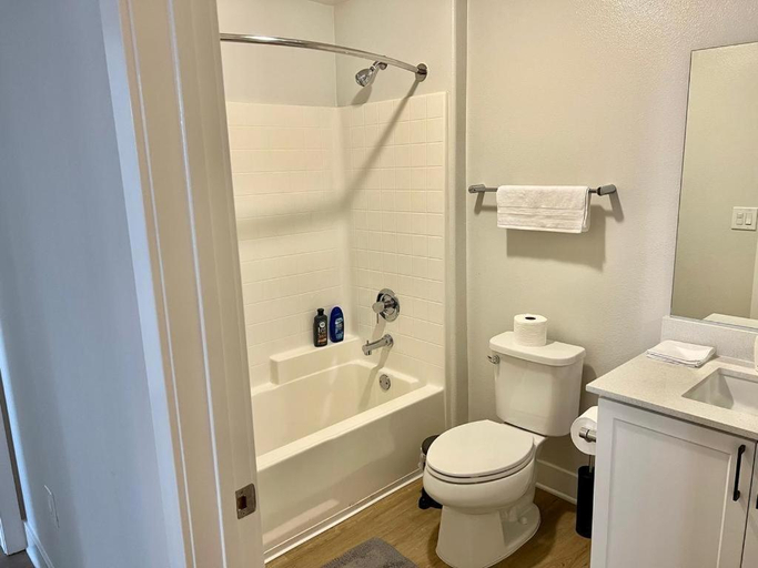 Bathroom 2, Central Apartment, Los Angeles