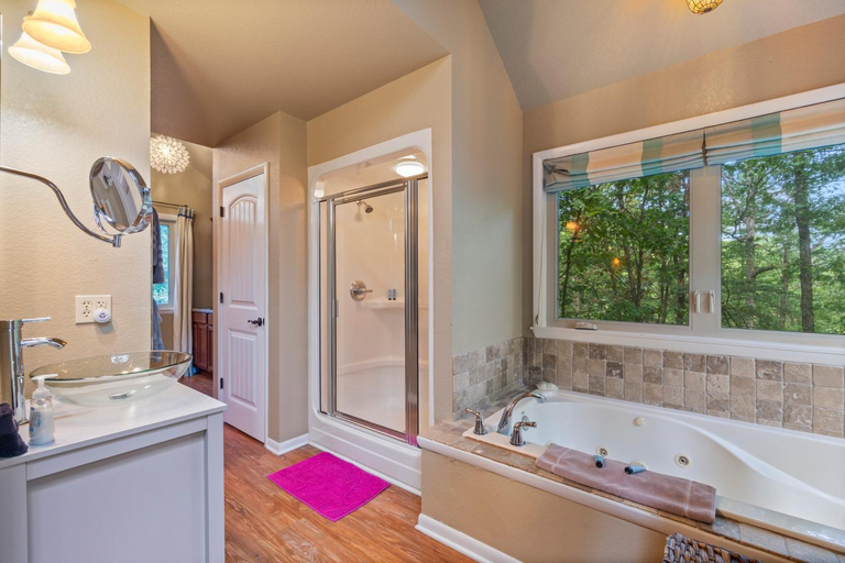 Bathroom 3, The Grand Treehouse Resort, Carroll