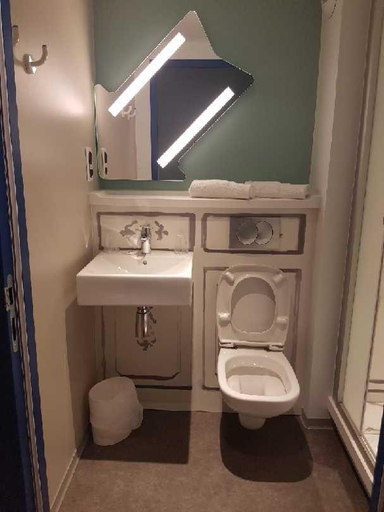 Bathroom, ibis budget Albertville, Savoie
