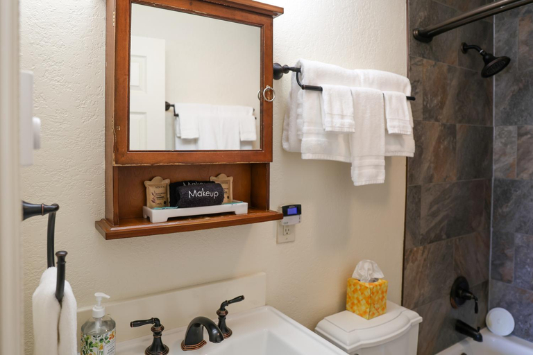 Bathroom 3, Yellowstone Gateway Inn, Park