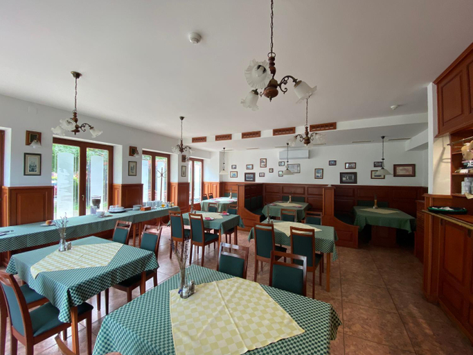 Food & Drinks 4, Varkert Panzio, Miskolci