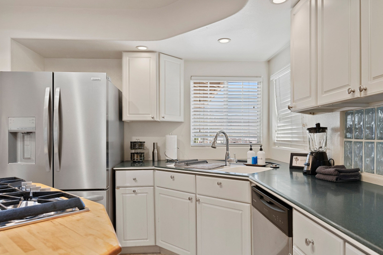 Private kitchen 2, Indigo Sky Oasis - Pool & Hot Tub 4 Bedroom Home, San Bernardino