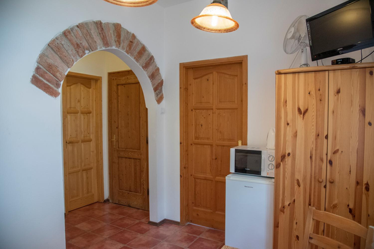 Others 4, Haramia Csapszek es Fogado, Szombathely