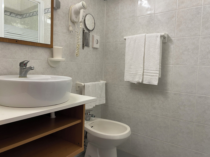Bathroom 5, Hotel Golf, Rimini
