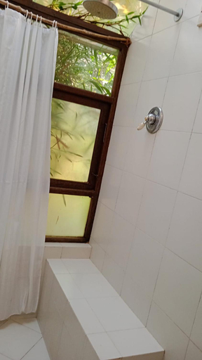 Bathroom 3, Les 3 Elephants, Ernakulam