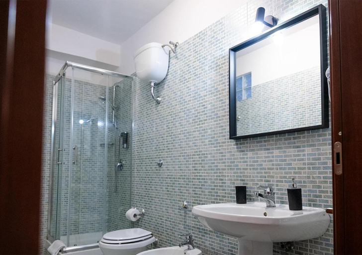 Bathroom 3, Spartacus, Caserta