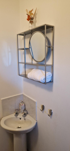 Bathroom 2, Oar restaurant and Rooms