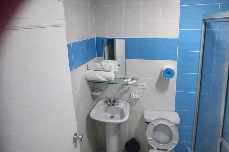 Bathroom 2, QuillaHost Guesthouse, Barranquilla