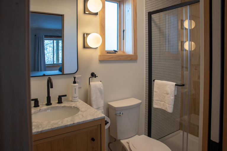 Bathroom, Adirondack Spruce Lodge, Essex