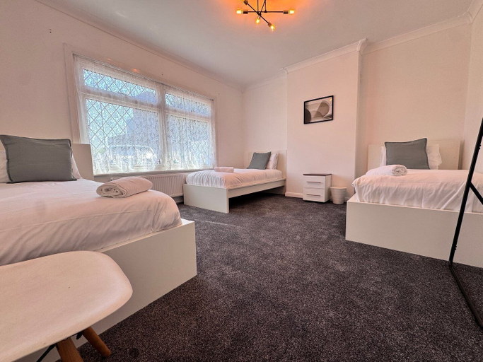 Room 5, Near Airport Fully Detached House, Surrey