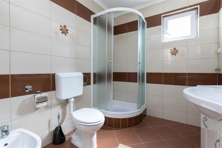 Bathroom 3, Sandy Beach Family Apartments with Free Parking & Balcony, Lopar/Supetarska Draga