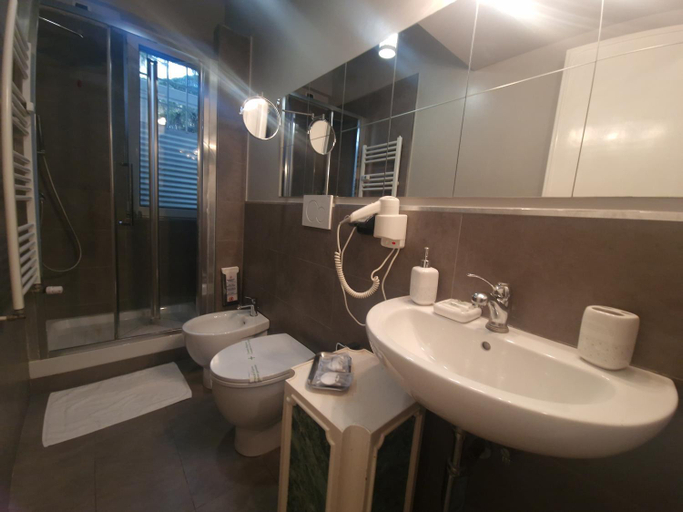 Bathroom 2, Sweet Home Parioli, Roma