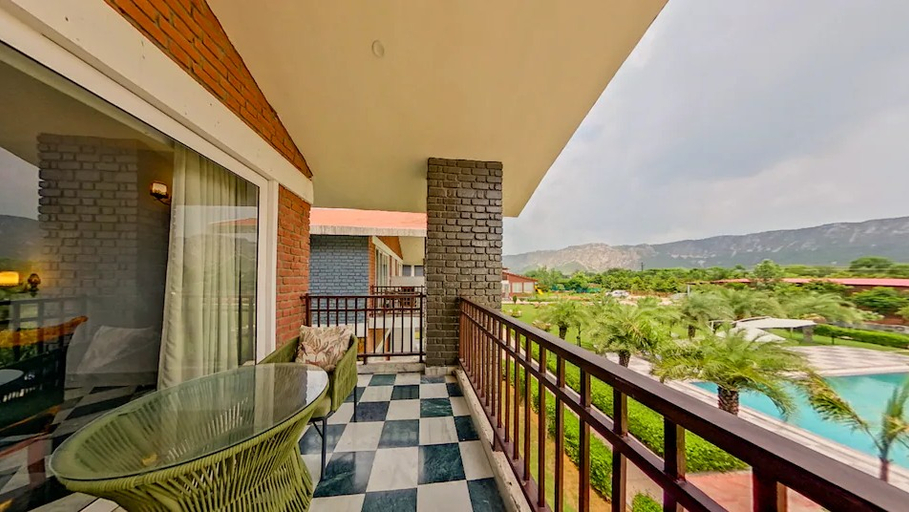 Exterior & Views