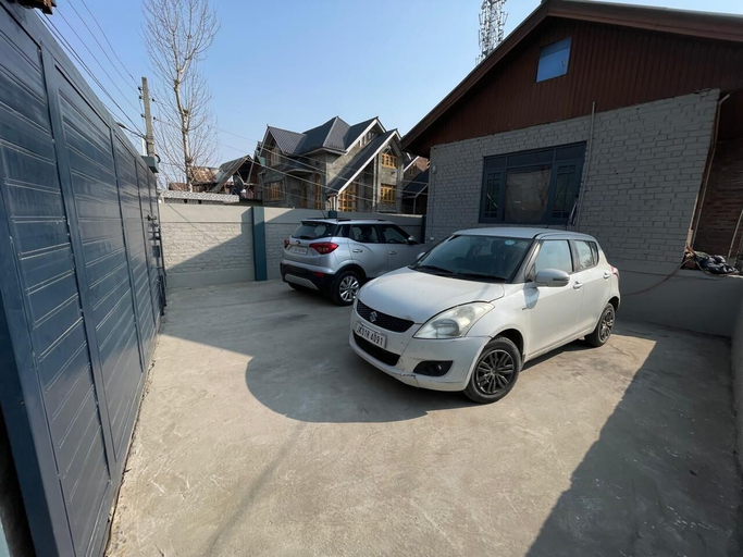Parking, Summershade Homestay, Srinagar