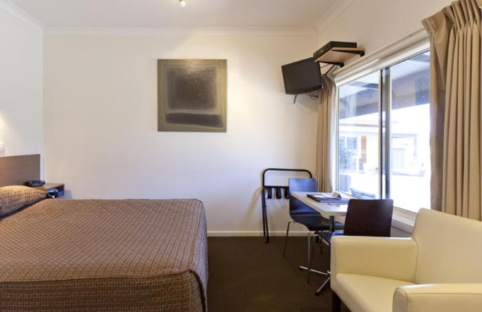 Bedroom 2, Chalambar Motel, Ararat