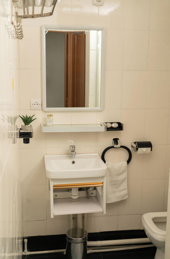 Bathroom 4, Hotel Le Pousse Pousse, Analamanga