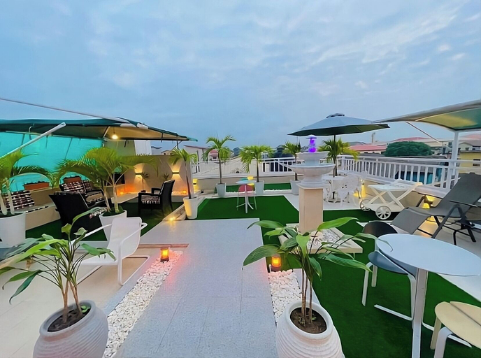 Outdoor dining 4, Global Premium Apartment, AbujaMun