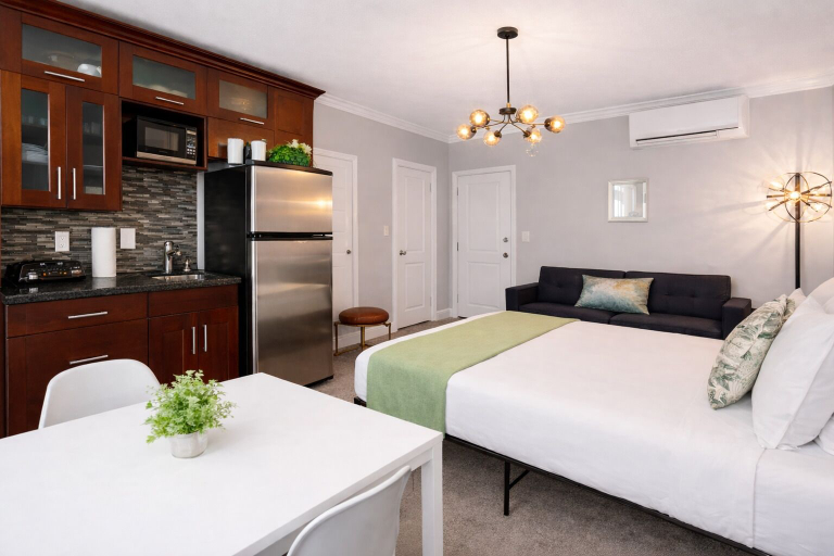 Primary image, Miami Studio Gem step from oceans, Miami-Dade