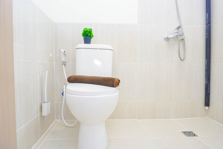 Bathroom 2, 2BR near Paramadina University at Meikarta District 2 Apartment By Travelio, Cikarang