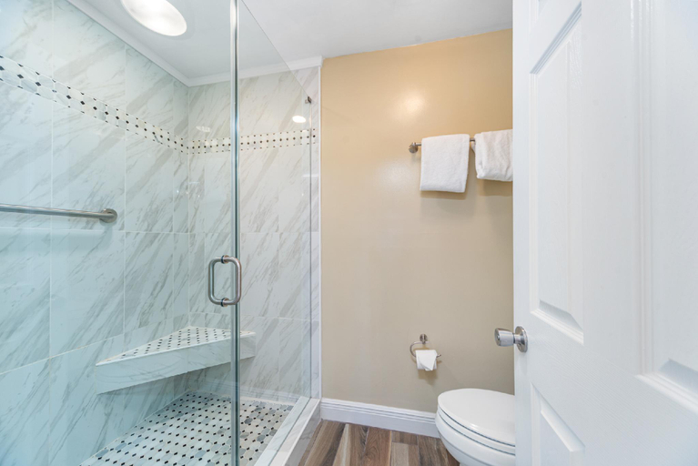 Bathroom 4, Edgewater Villa 2112 su-9112EDGEE62112EW-324, Bay