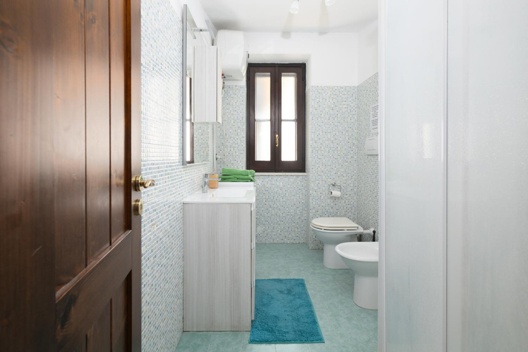Bathroom 3, Villa Isabella alloggi e camere con parcheggio interno custodito, Bari