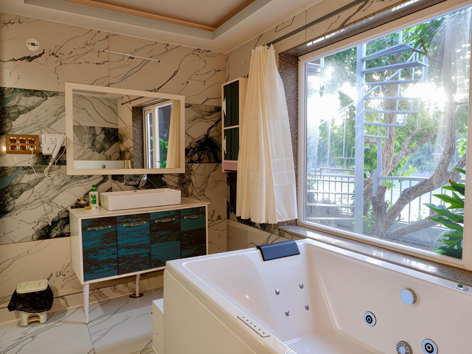Bathroom, Karwaan by the Ganges, Garhwal