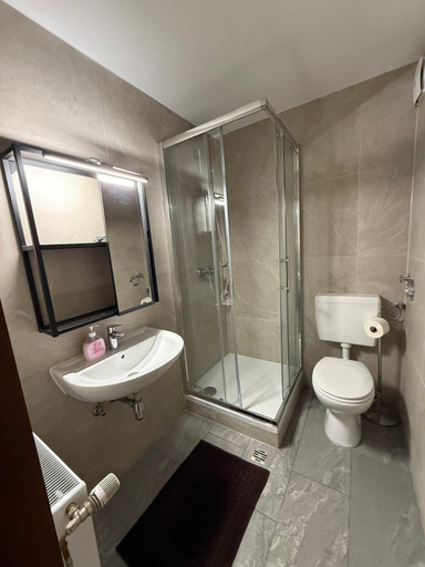 Bathroom, Zentral gelegene Apartments am Schillerplatz MG30 und MG31, Mönchengladbach