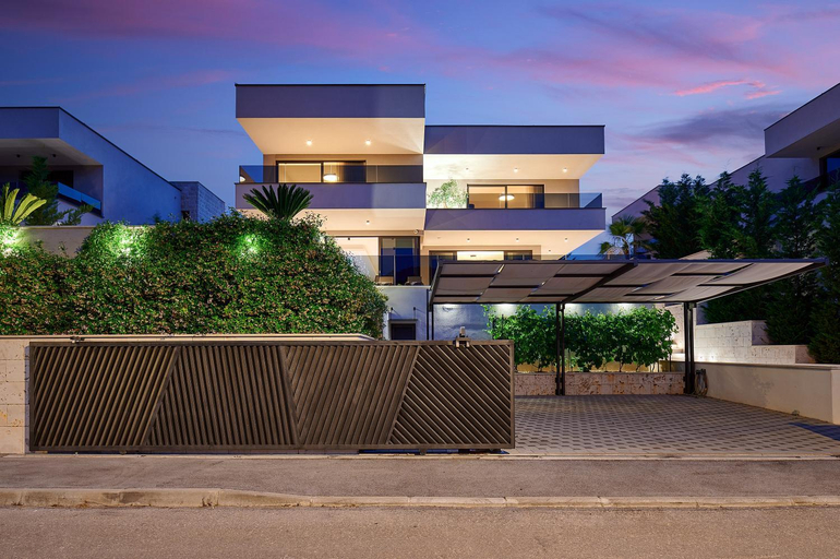 Exterior & Views