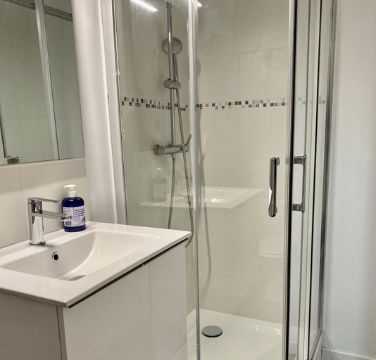 Bathroom 3, Welcome Home, Essonne