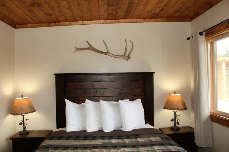 Bedroom 2, Elkhorn Cabins And Inn, Gallatin