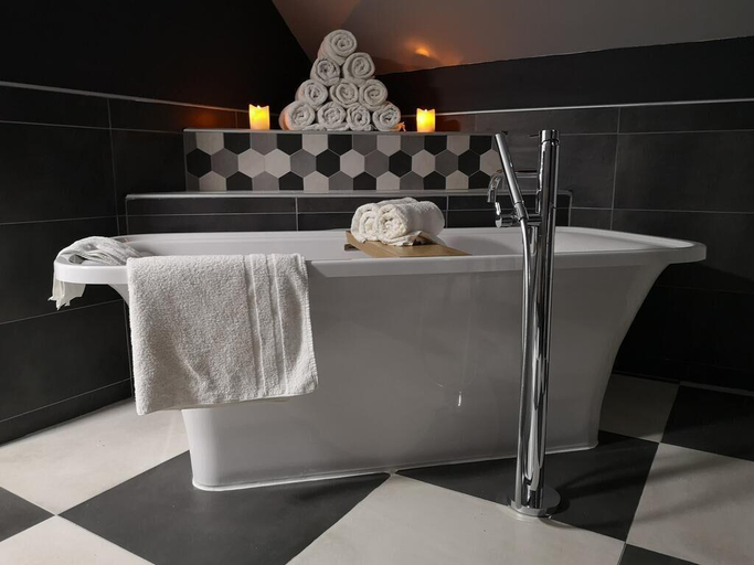 Bathroom 2, La Maison Fleur de Frangipanier, Savoie