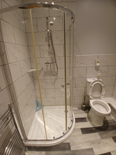 Bathroom 2, PONDEROSA B&B with free onsite parking and breakfast included, Blackpool
