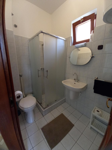 Bathroom 3, Kispal Apartmanhaz, Nagykanizsai/Zalakaros