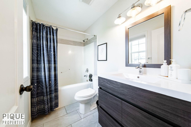 Bathroom 4, Spa Oasis Home - Hot Tub - King Bed - AC - BBQ - Garage!, Division No. 11