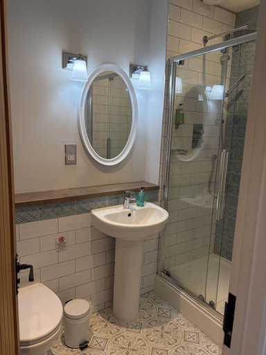Bathroom 3, The Walhampton Arms, Hampshire