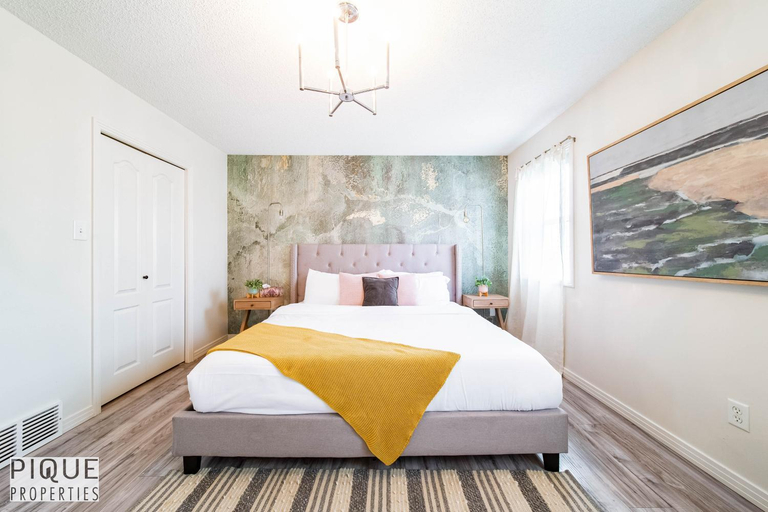 Bedroom 3, Spa Oasis Home - Hot Tub - King Bed - AC - BBQ - Garage!, Division No. 11