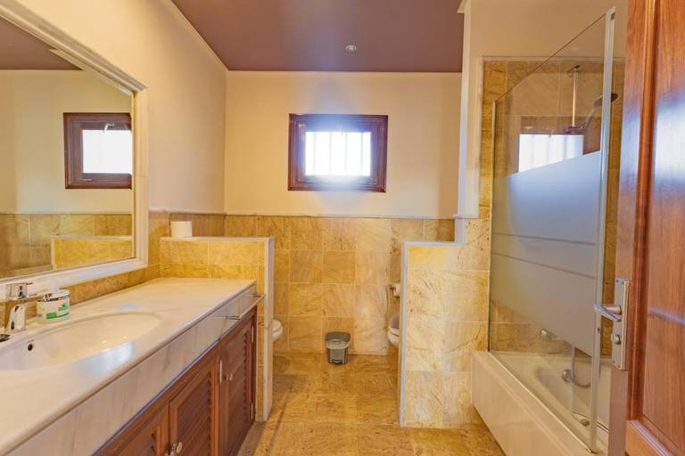 Bathroom 5, Villa Iseo, Las Palmas