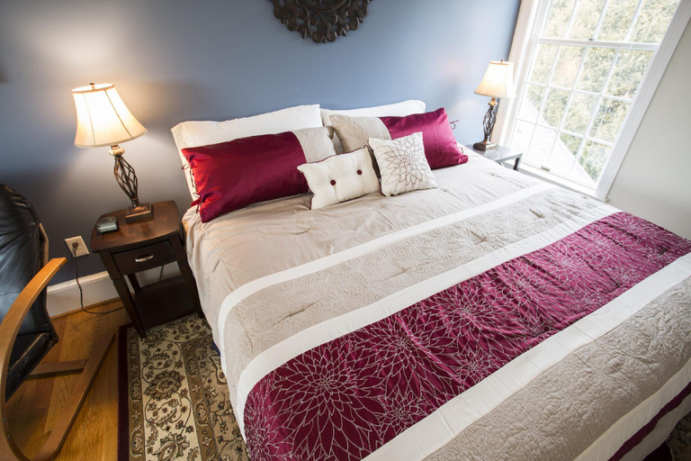 Bedroom 2, Loudoun Valley Manor B&B, Loudoun