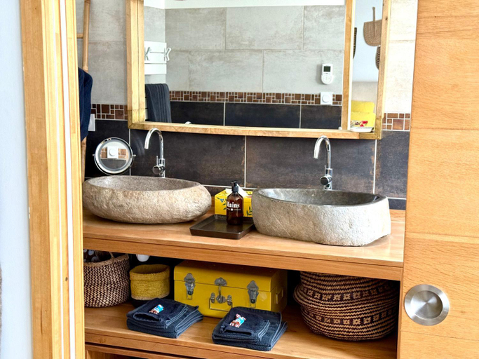 Bathroom 4, Origines, Pyrénées-Orientales